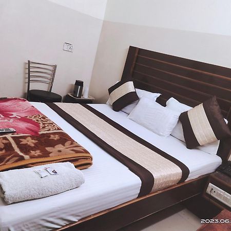 Hotel Diamond New Delhi Bagian luar foto