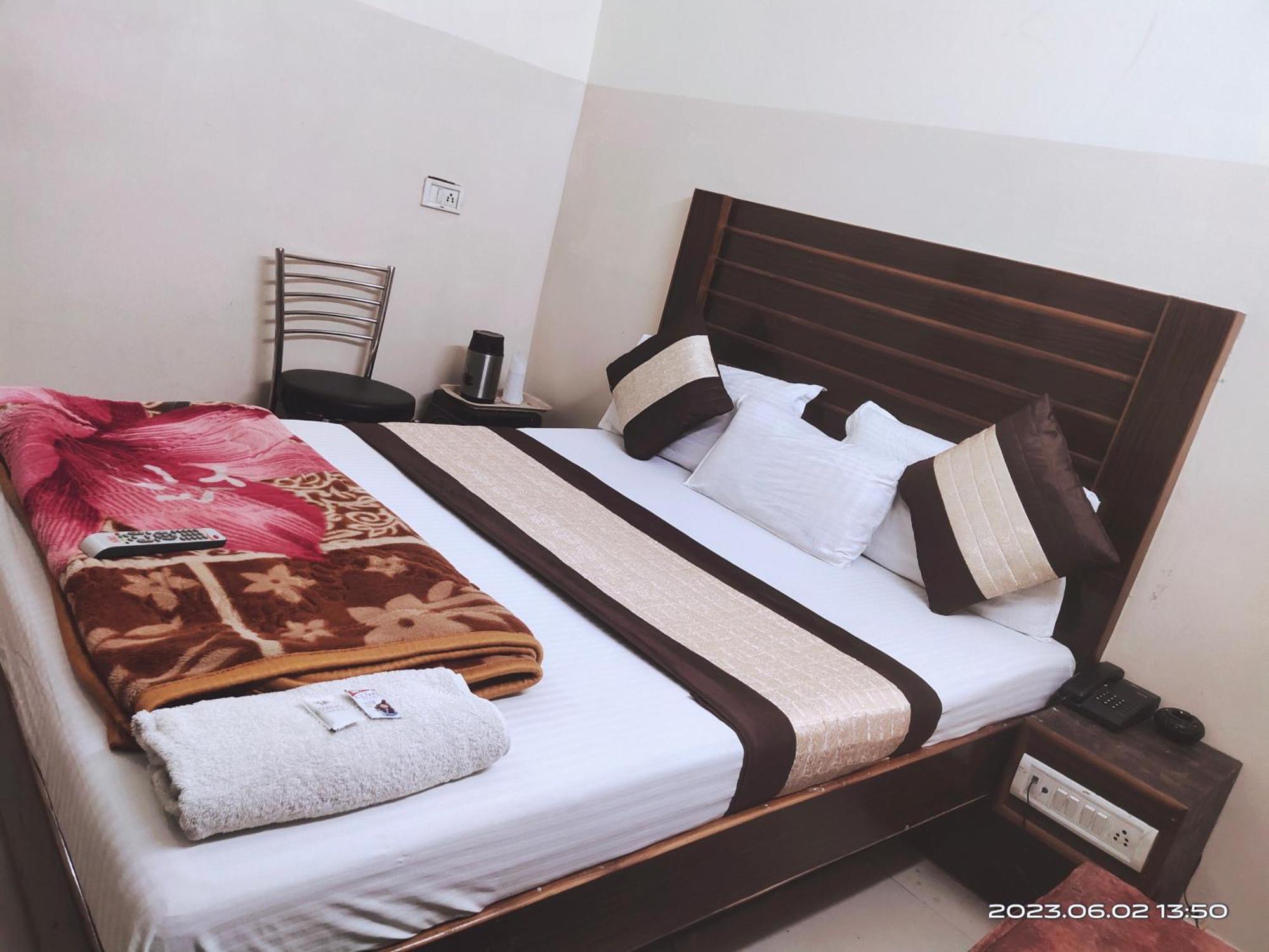 Hotel Diamond New Delhi Bagian luar foto