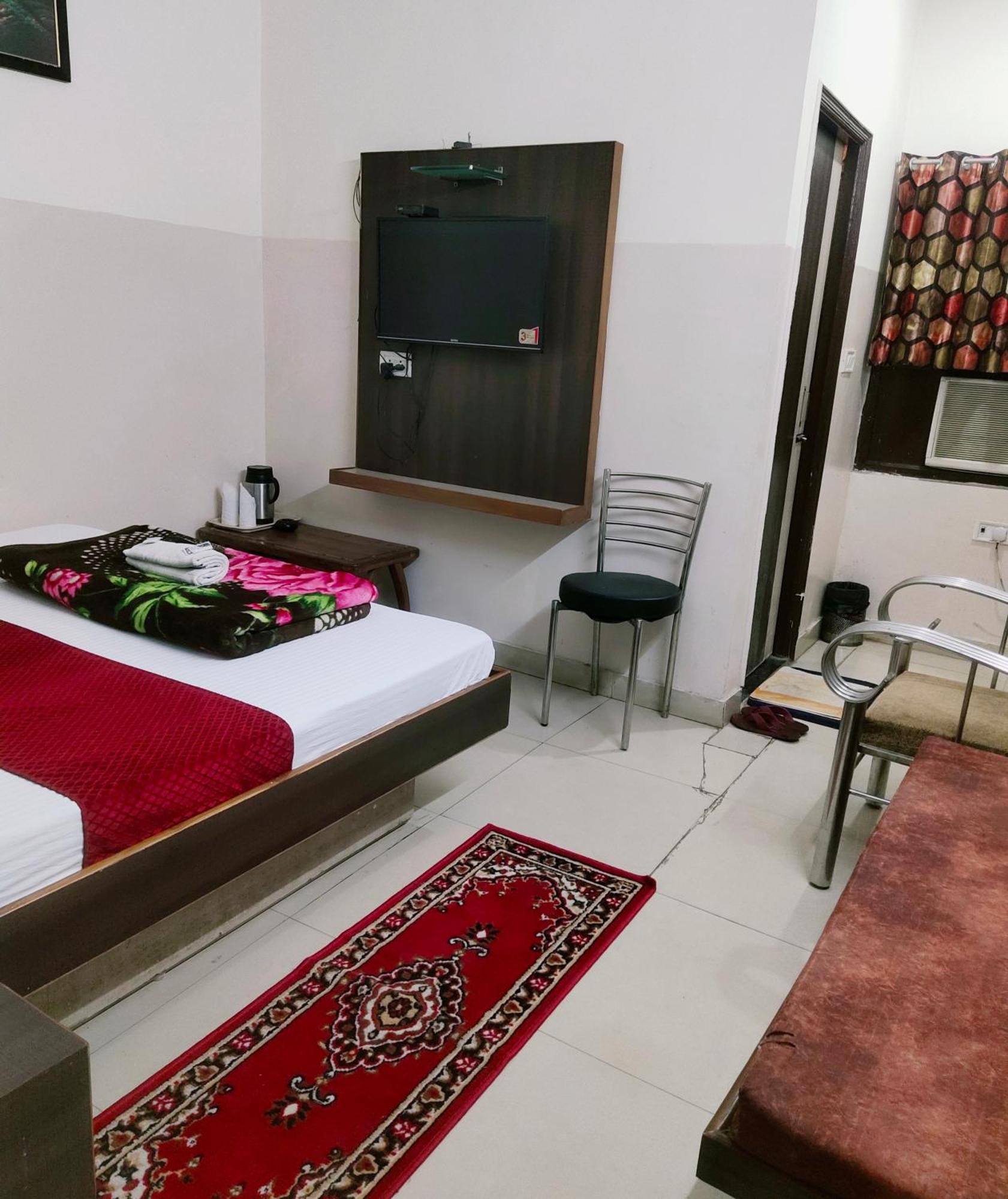 Hotel Diamond New Delhi Bagian luar foto
